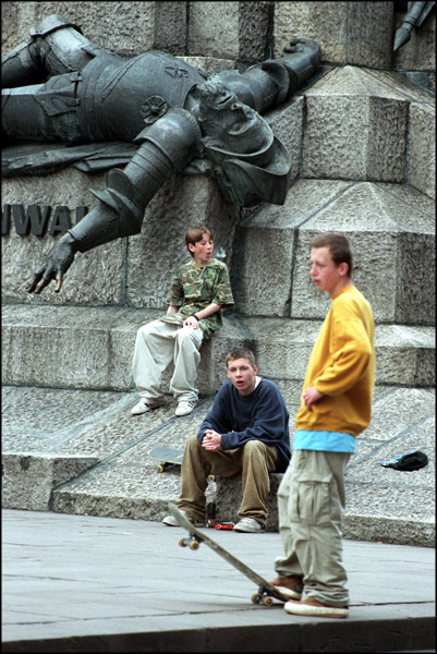 Krakow  13-07-2000 Mlodziez pod pomnikiem grunwaldzkim na placu Matejki. Przesiaduje jezdzi na rolkach podpala papierosy Foto-MARIUSZ MAKOWSKI/FORUM